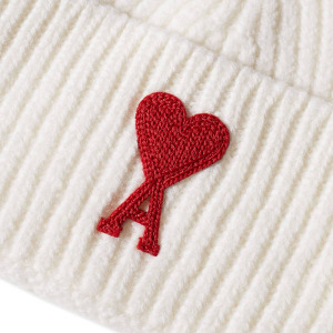 шапка с логотипом в виде сердца AMI