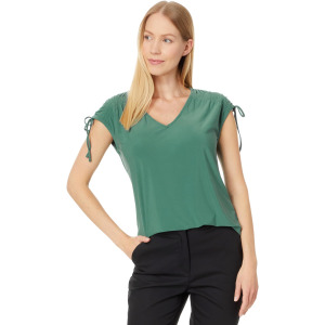 Футболка Vince Camuto Slvlss V Neck With Shirring At Shoulders, цвет Deep Alpine