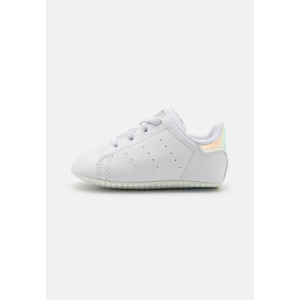 Туфли для ползания STAN SMITH CRIB UNISEX adidas Originals, цвет footwear white/silver metallic