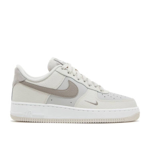 Кроссовки Nike WMNS AIR FORCE 1 LOW '07 'MOON FOSSIL', коричневый