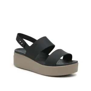 Сандалии Brooklyn Low Wedge Sandal Crocs, бежевый/черный