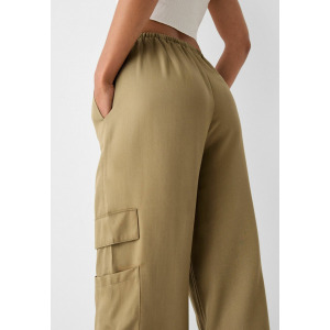 Тканевые брюки FLOWING SIDE POCKET Bershka, хаки