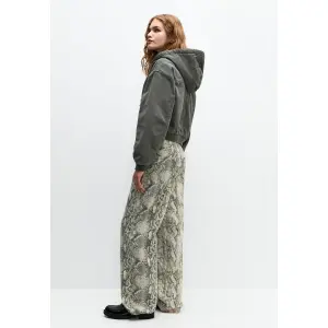 Легкая куртка WASHED HOODED PULL&BEAR, зеленый