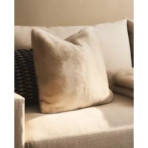 Чехол на подушку из искусственного меха Zara Home, светло-бежевый