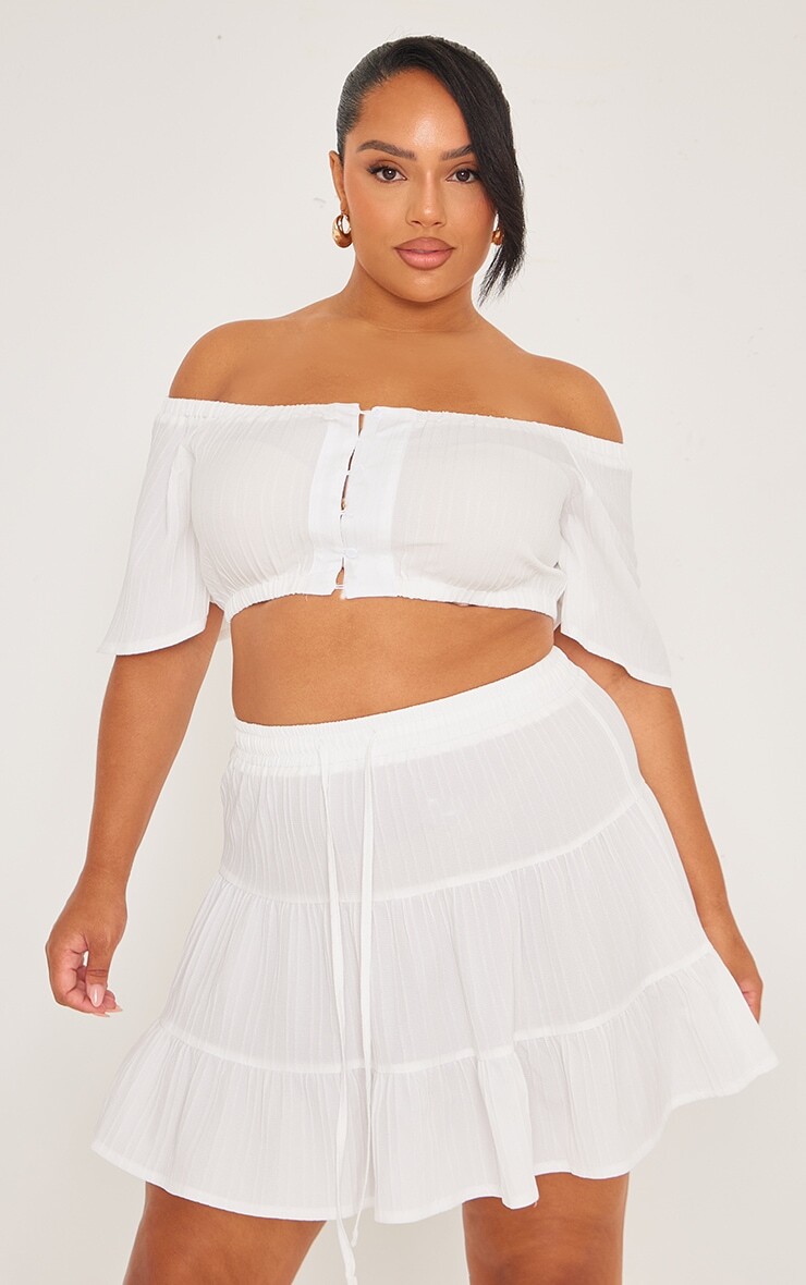 

PrettyLittleThing Белый укороченный топ с фактурным вырезом Plus