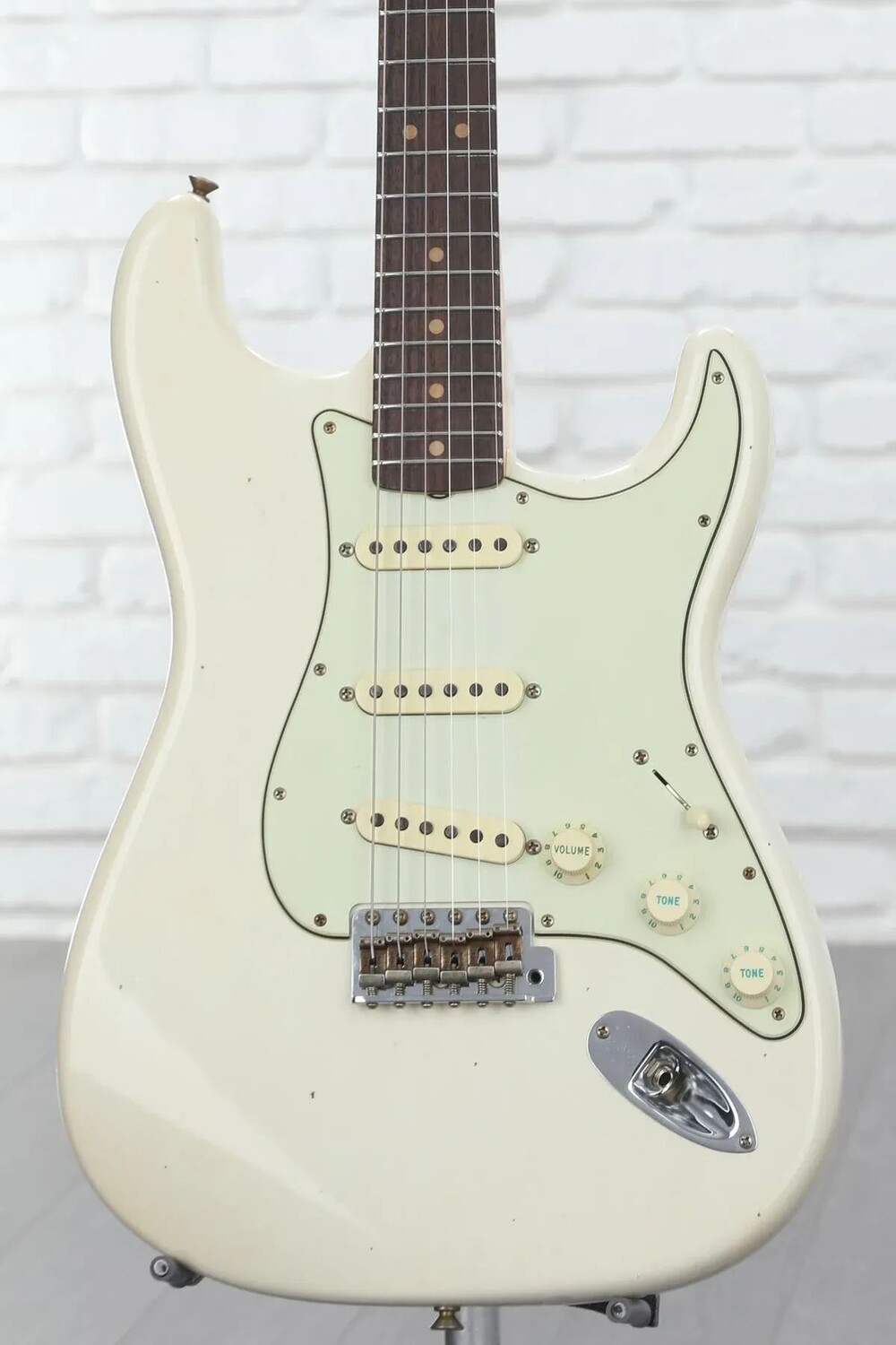 

Fender Custom Shop '64 Stratocaster Journeyman Relic — состаренный олимпийский белый