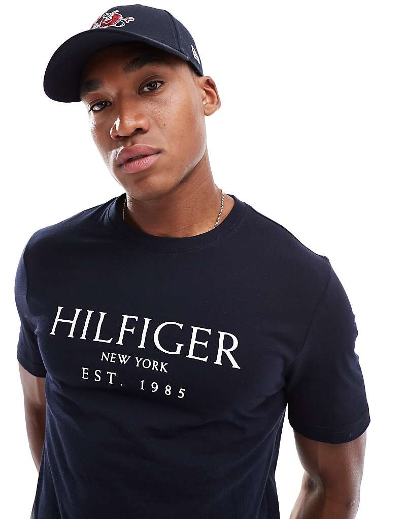 

Темно-синяя футболка с большим логотипом Tommy Hilfiger