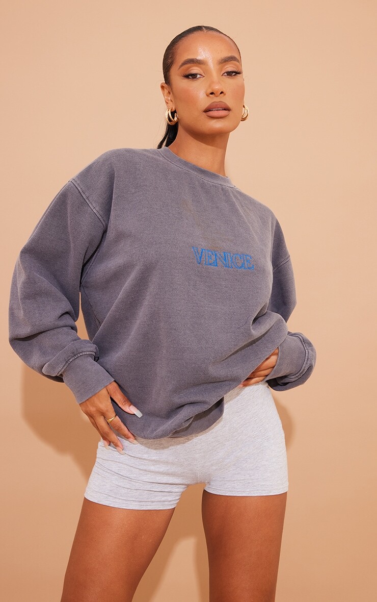 

PrettyLittleThing Стираный темно-серый свитшот с вышивкой Венеция