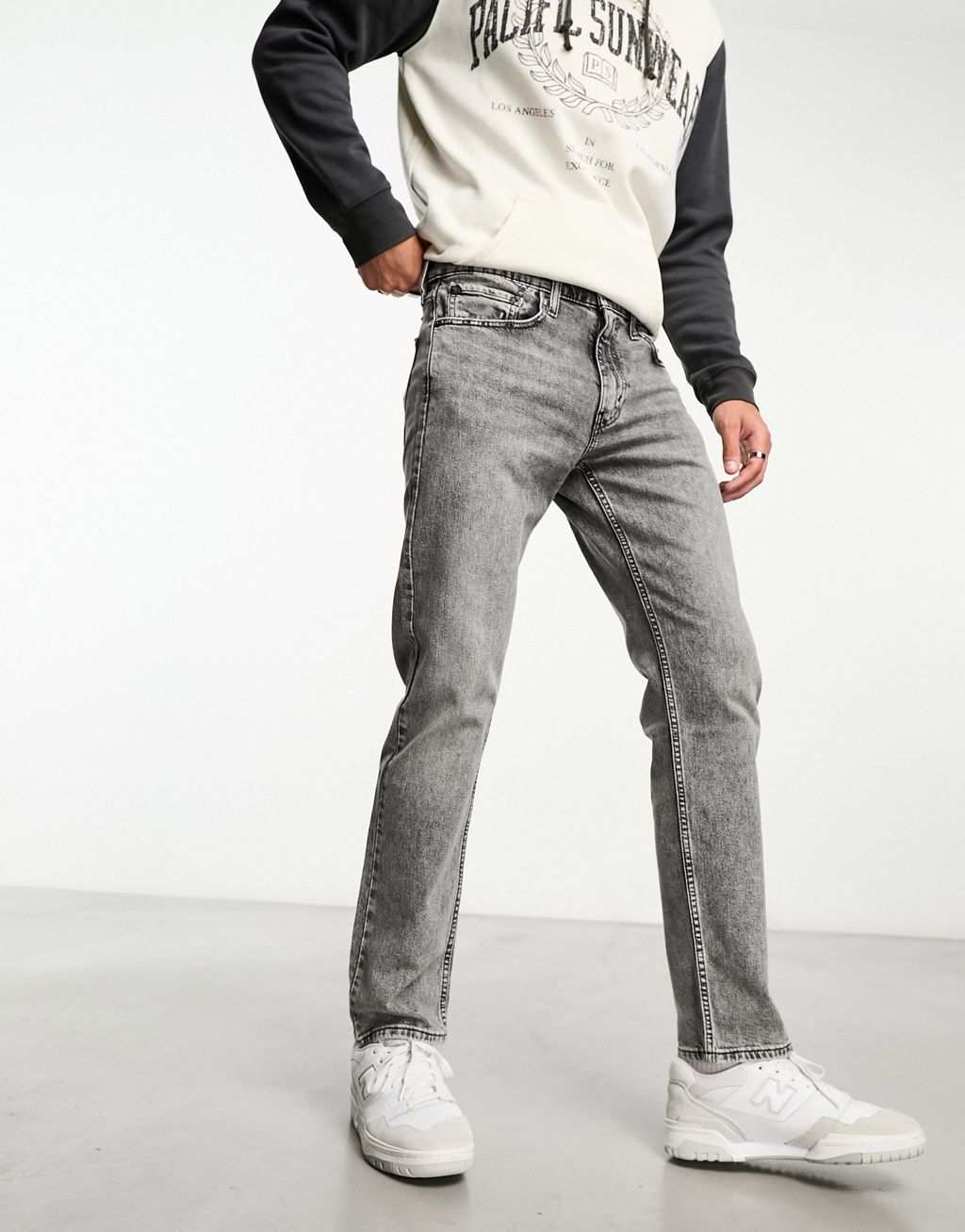 цена Светло-серые зауженные джинсы Levi's 502