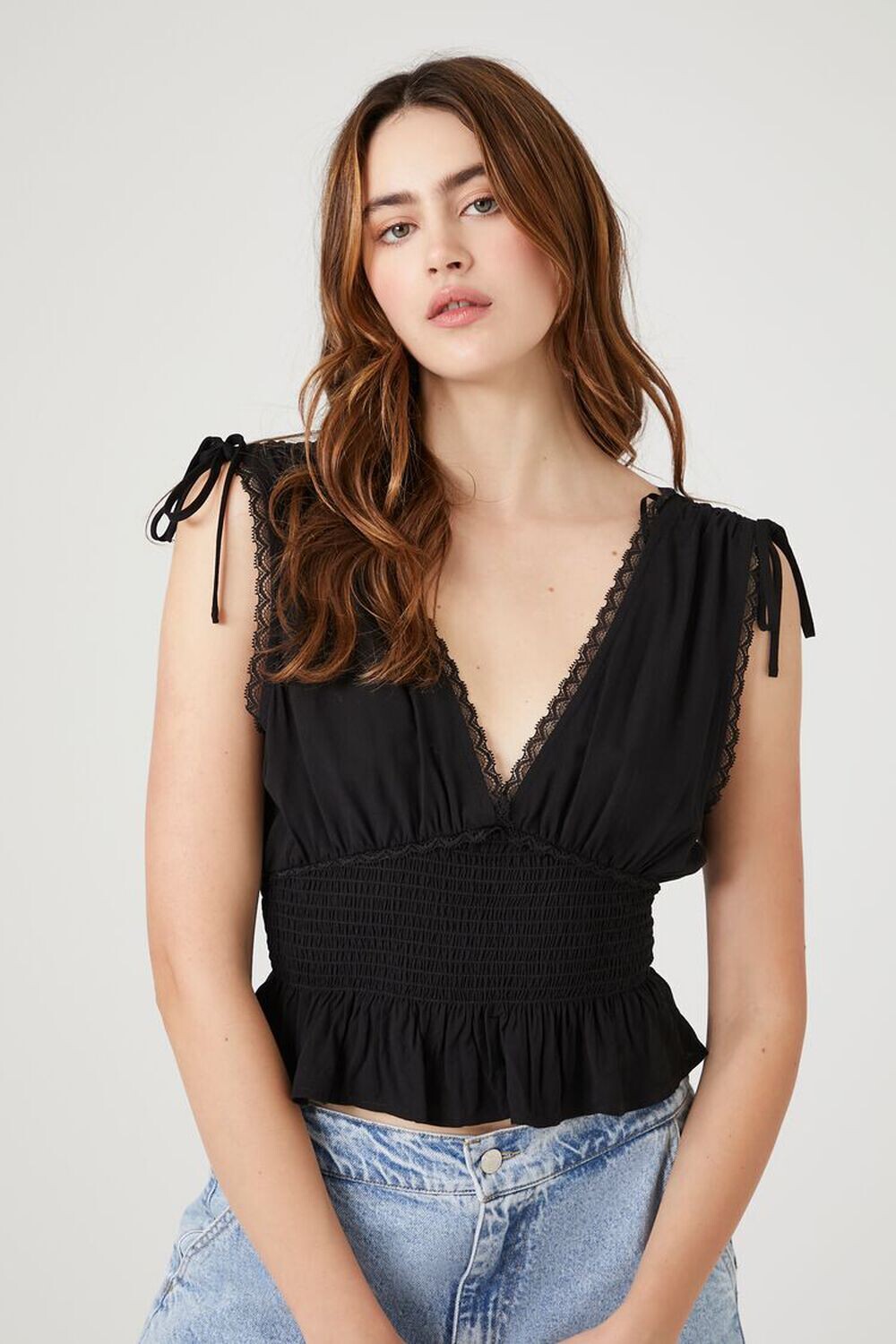 

Топ с глубоким вырезом и воланами Forever 21, черный