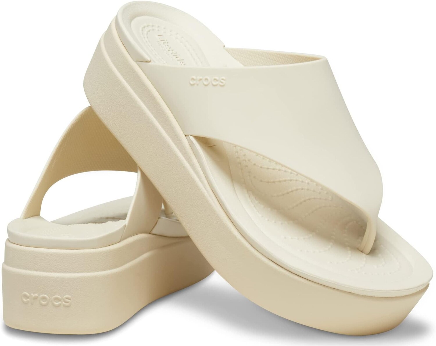 Шлепанцы Brooklyn Flip Low Wedge Crocs, цвет Bone