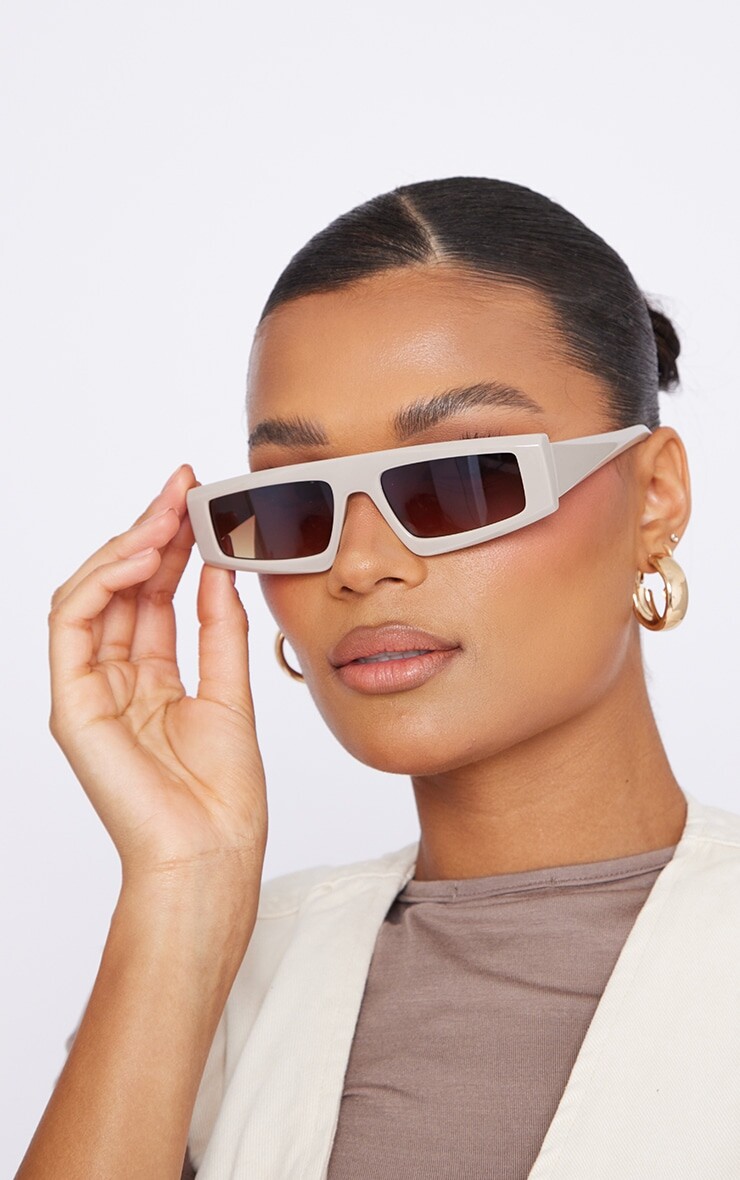 

PrettyLittleThing Бежевые ультратонкие солнцезащитные очки с плоским верхом и козырьком