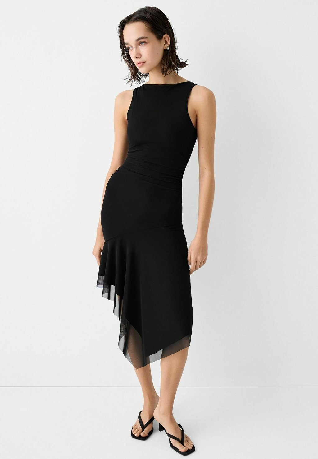 

Коктейльное/праздничное платье SLEEVELESS ASYMMETRIC MIDI Bershka, цвет black