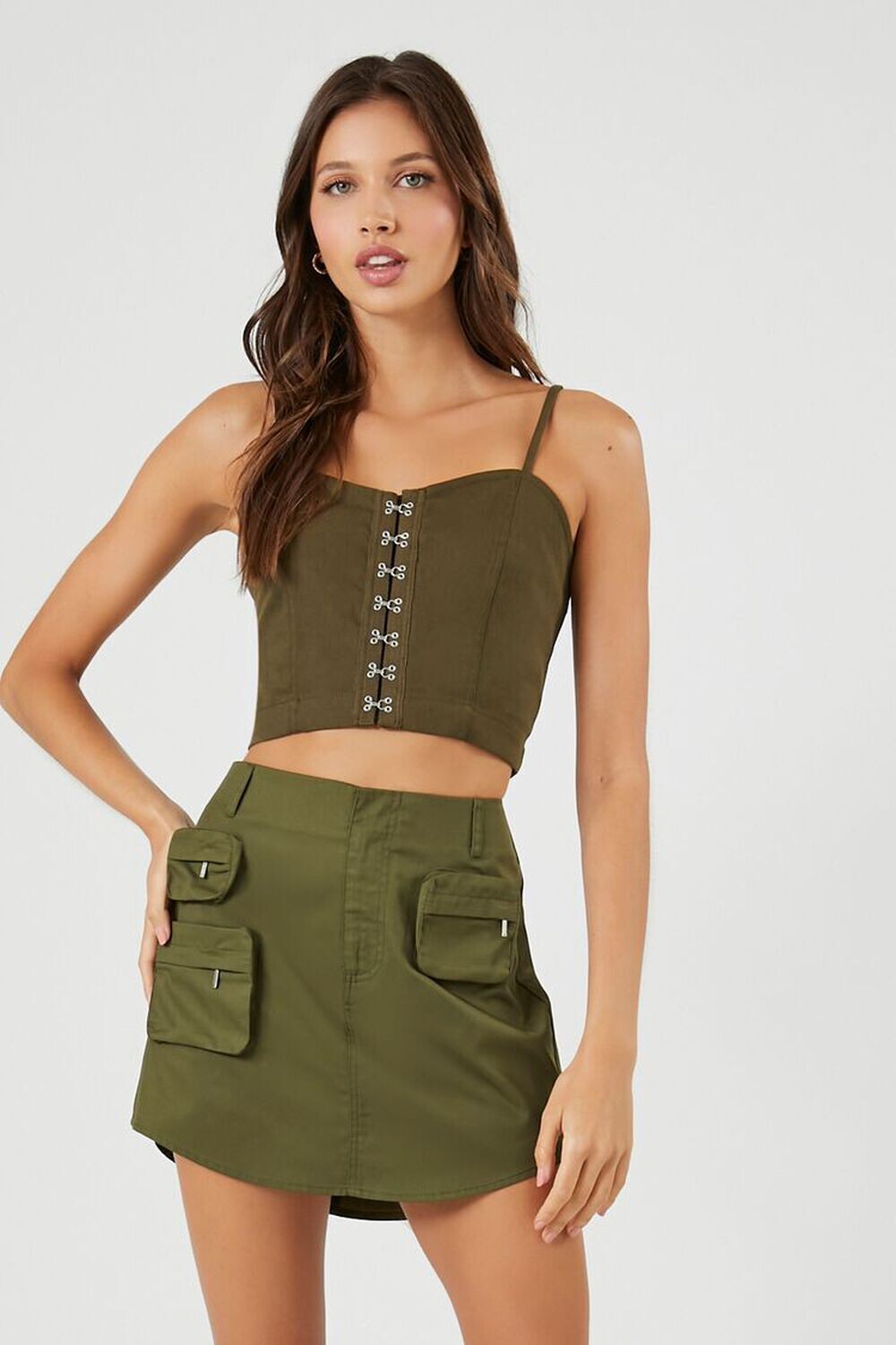 

Мини-юбка карго с дельфиновым краем Forever 21, кипарис