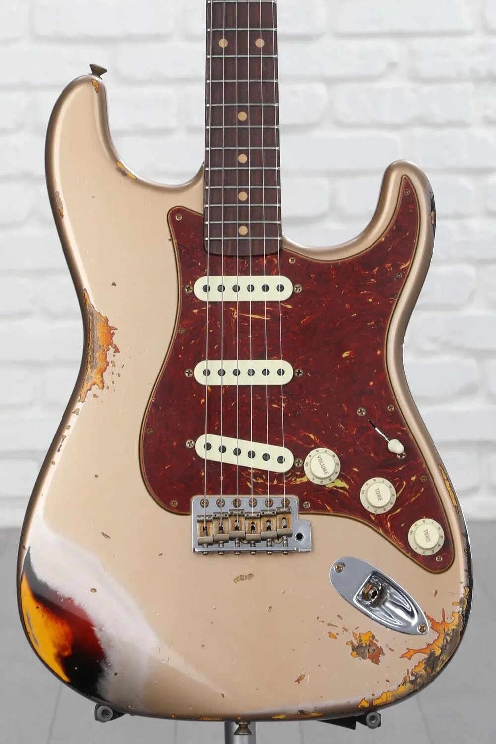 

Fender Custom Shop Limited Edition '61 Stratocaster Heavy Relic — Aged Shoreline Gold, более 3 цветов