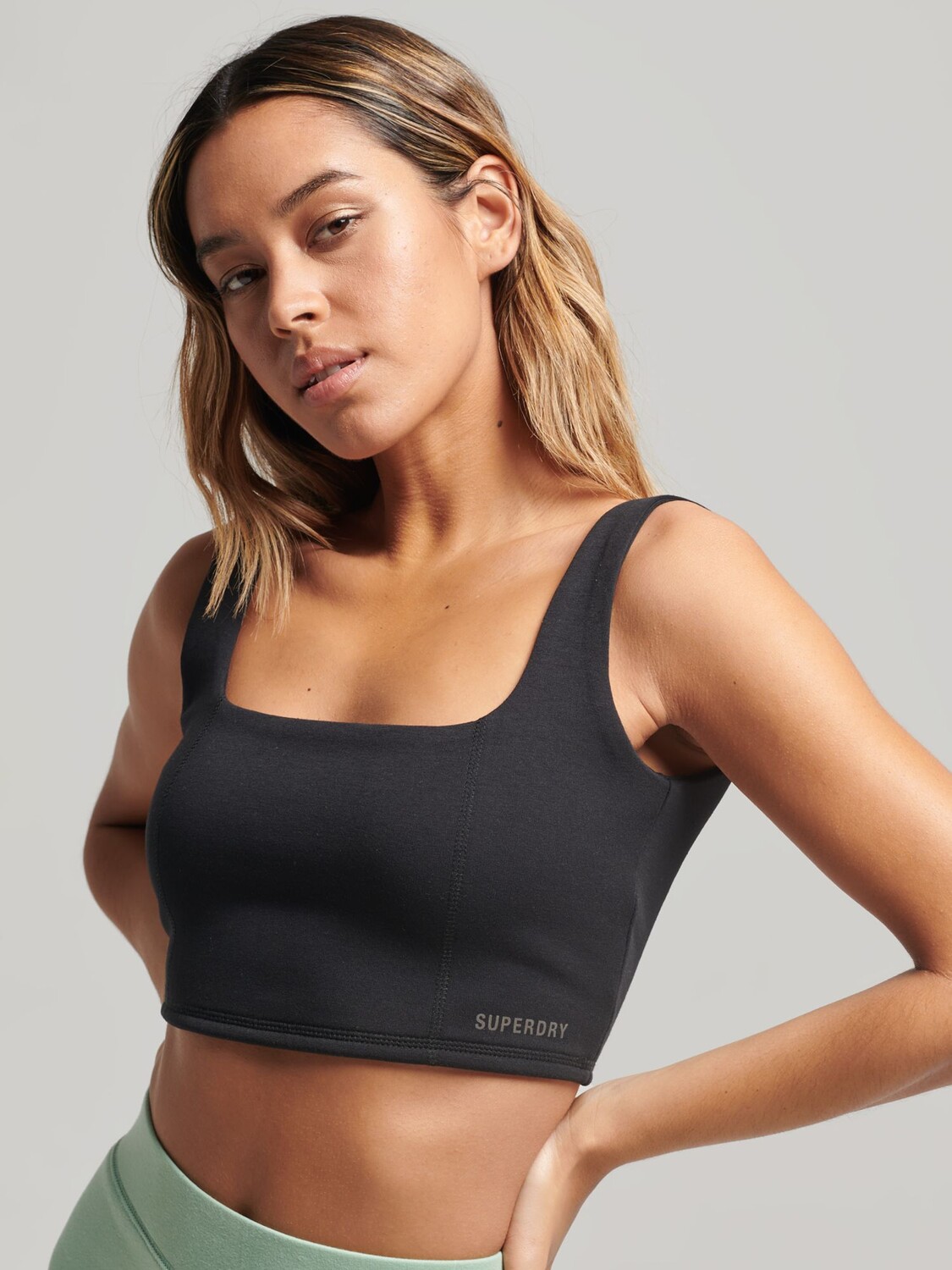 

Топ-бюстгальтер Superdry Tech, черный