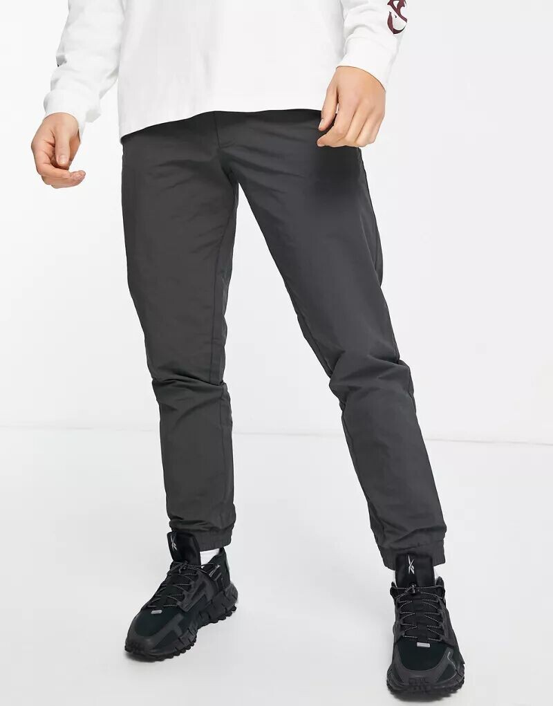 

Серые костюмные брюки из нейлона с манжетами Selected Homme