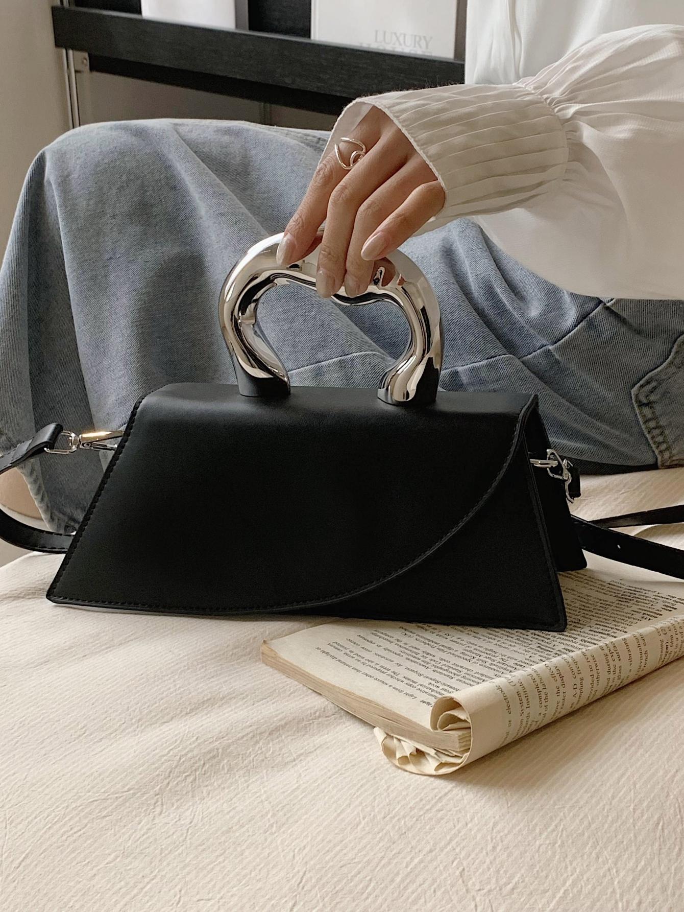 Сумка-багет среднего размера с клапаном с металлической ручкой Элегантная сумка-саквояж модного нишевого дизайна, черный