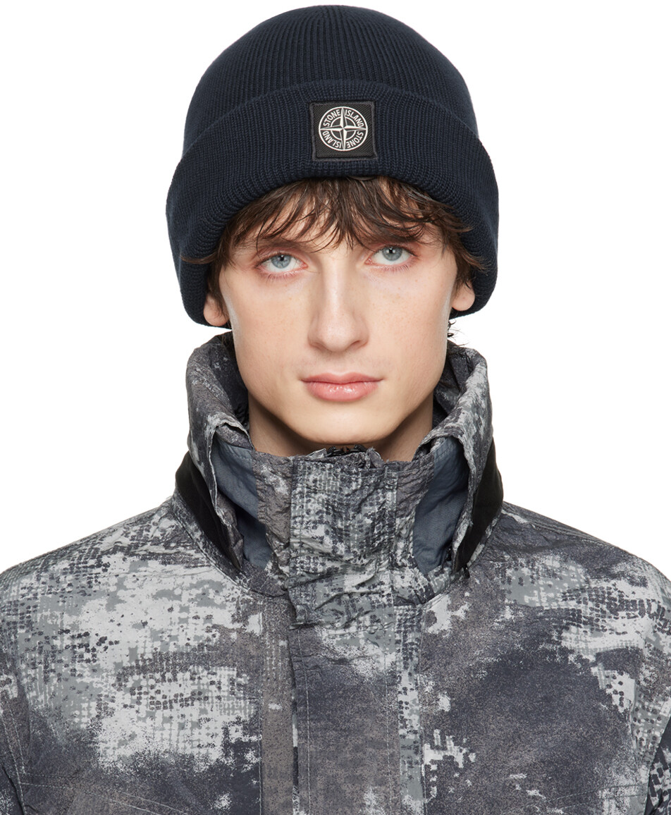 

Темно-синяя шапка с нашивкой-логотипом Stone Island