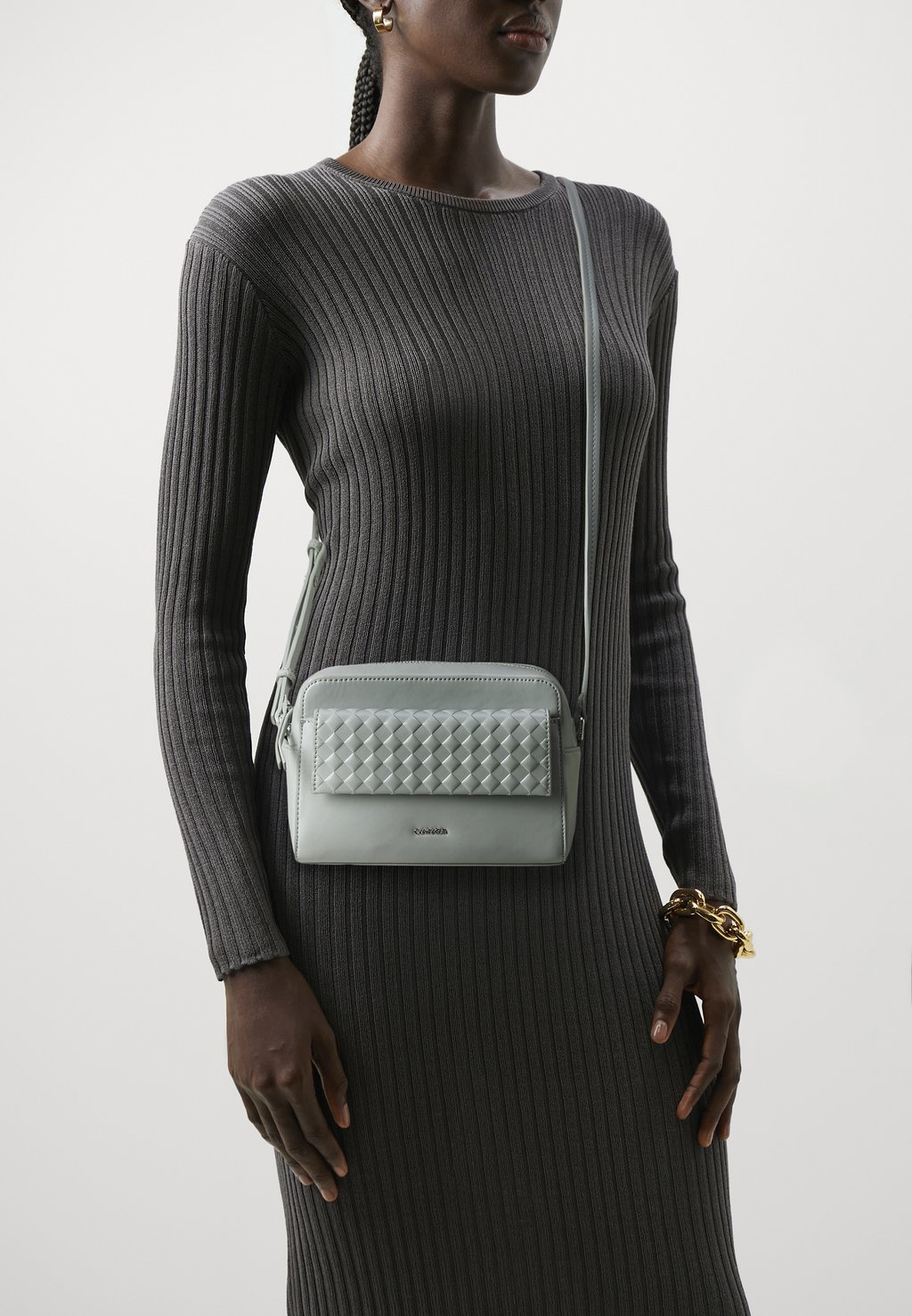 Сумка через плечо MINI QUILT CAMERA BAG Calvin Klein, цвет pigeon цена и фото