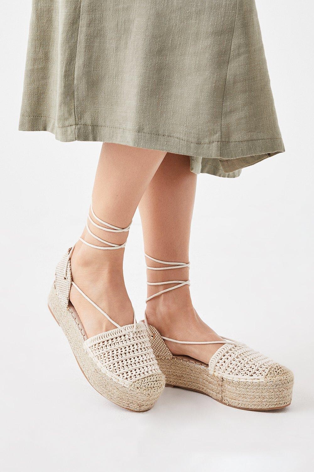 

Faith: туфли на танкетке на платформе крючком Hettie Dorothy Perkins, бежевый