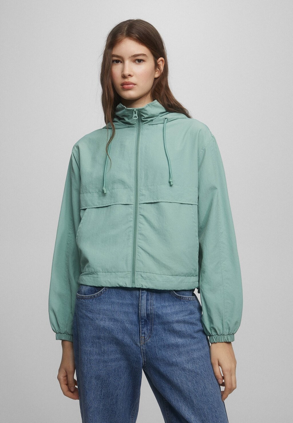 

Легкая куртка PULL&BEAR