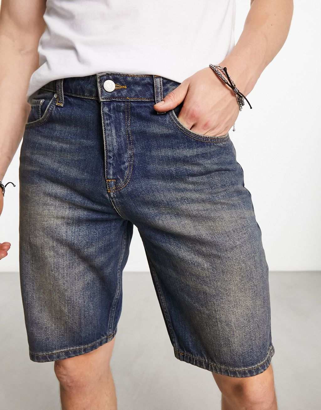Узкие джинсовые шорты средней длины ASOS DESIGN