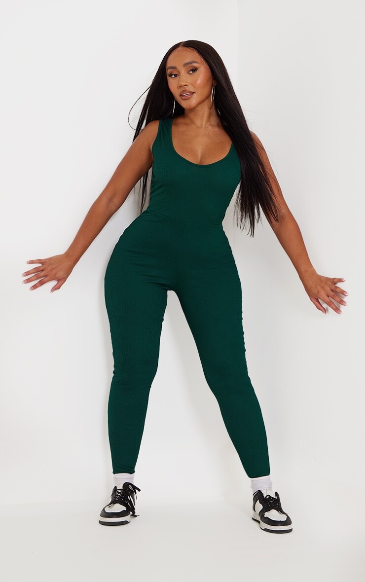 

PrettyLittleThing Зеленый комбинезон Shape в рубчик с овальным вырезом