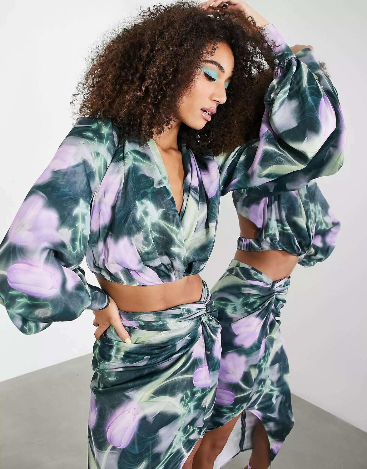 

Атласный топ-блузон с драпировкой и рукавами ASOS с открытой спиной и размытым цветочным принтом
