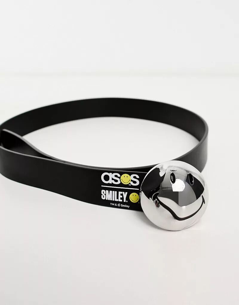 

Черный ремень из искусственной кожи с изогнутой пряжкой ASOS Smiley Collab