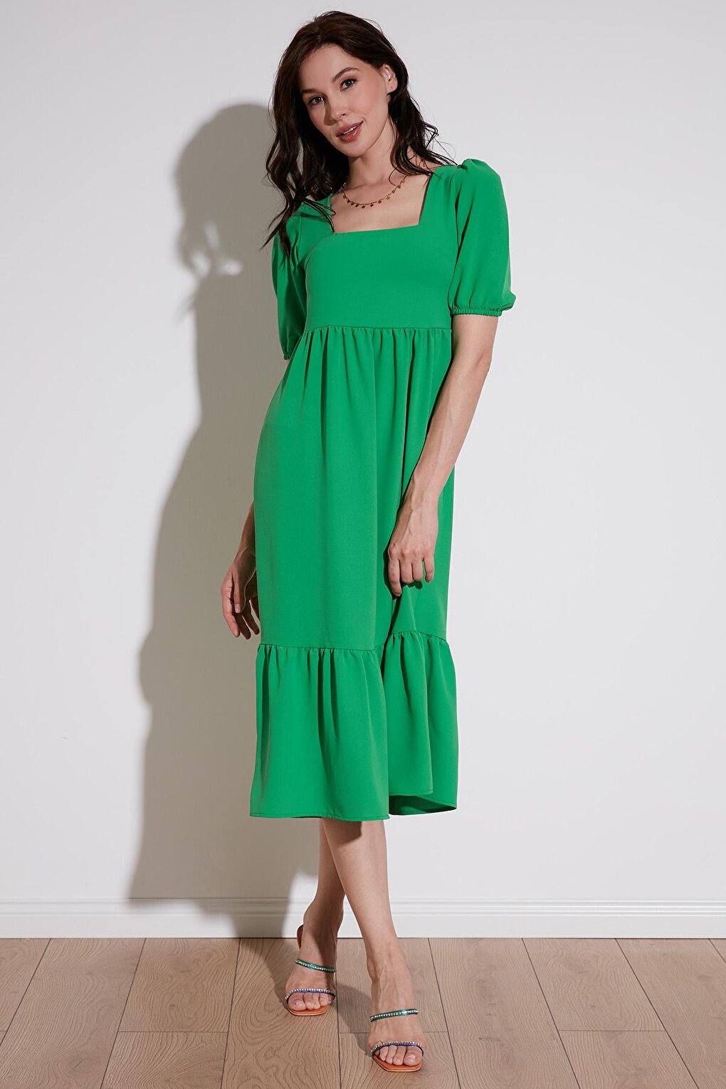 Комфортное длинное платье с квадратным вырезом и воланами 42190350 Lela, зеленый платье длинное с квадратным вырезом и воланами l зеленый