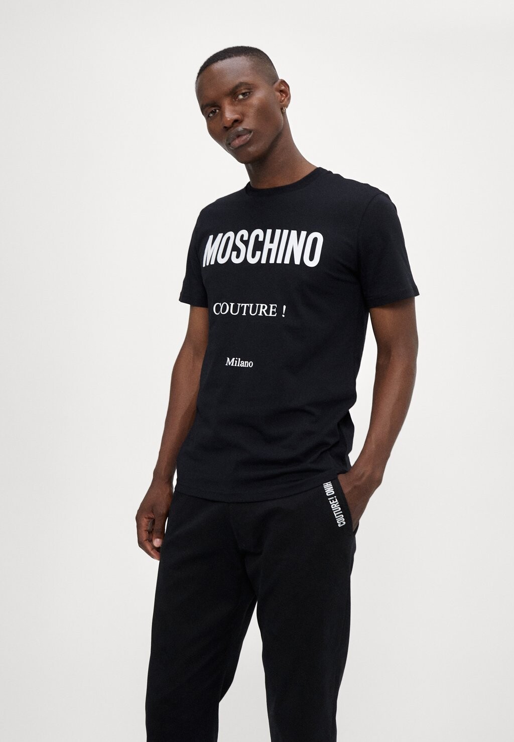 

Принт на футболке MOSCHINO, черный