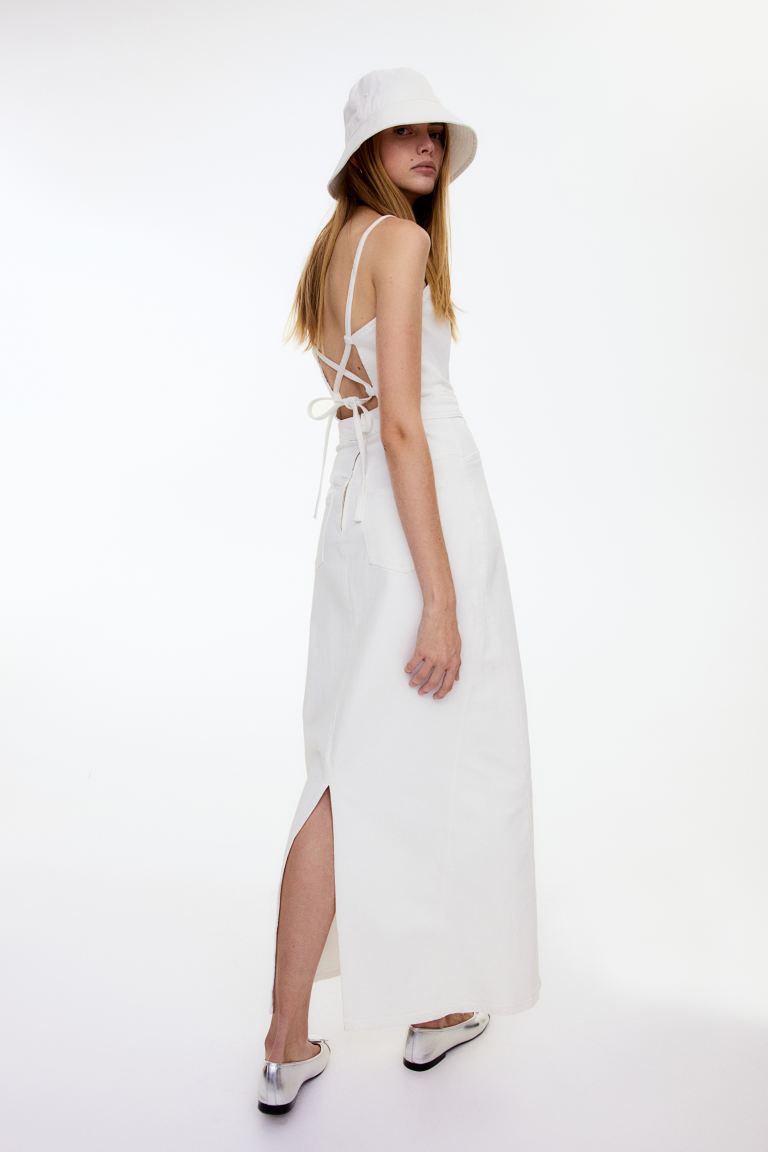 Джинсовое платье с открытой спиной H&M, белый платье длинное с квадратным вырезом и воланами l зеленый