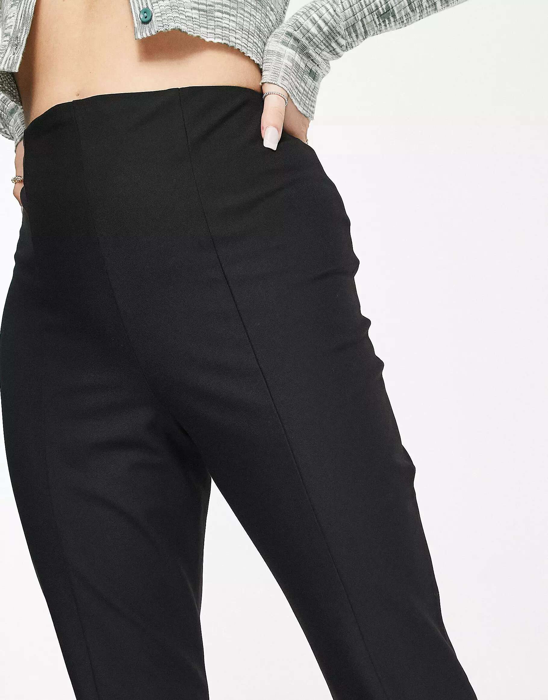Черные структурированные расклешенные брюки с защипами Selected Femme