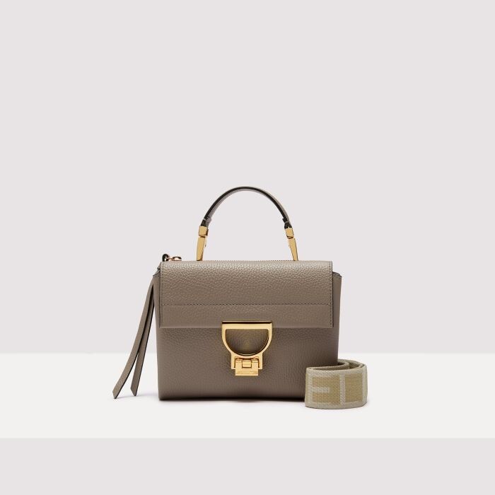 

Сумочка из зернистой кожи Coccinelle ARLETTIS SIGNATURE SMALL, коричневый