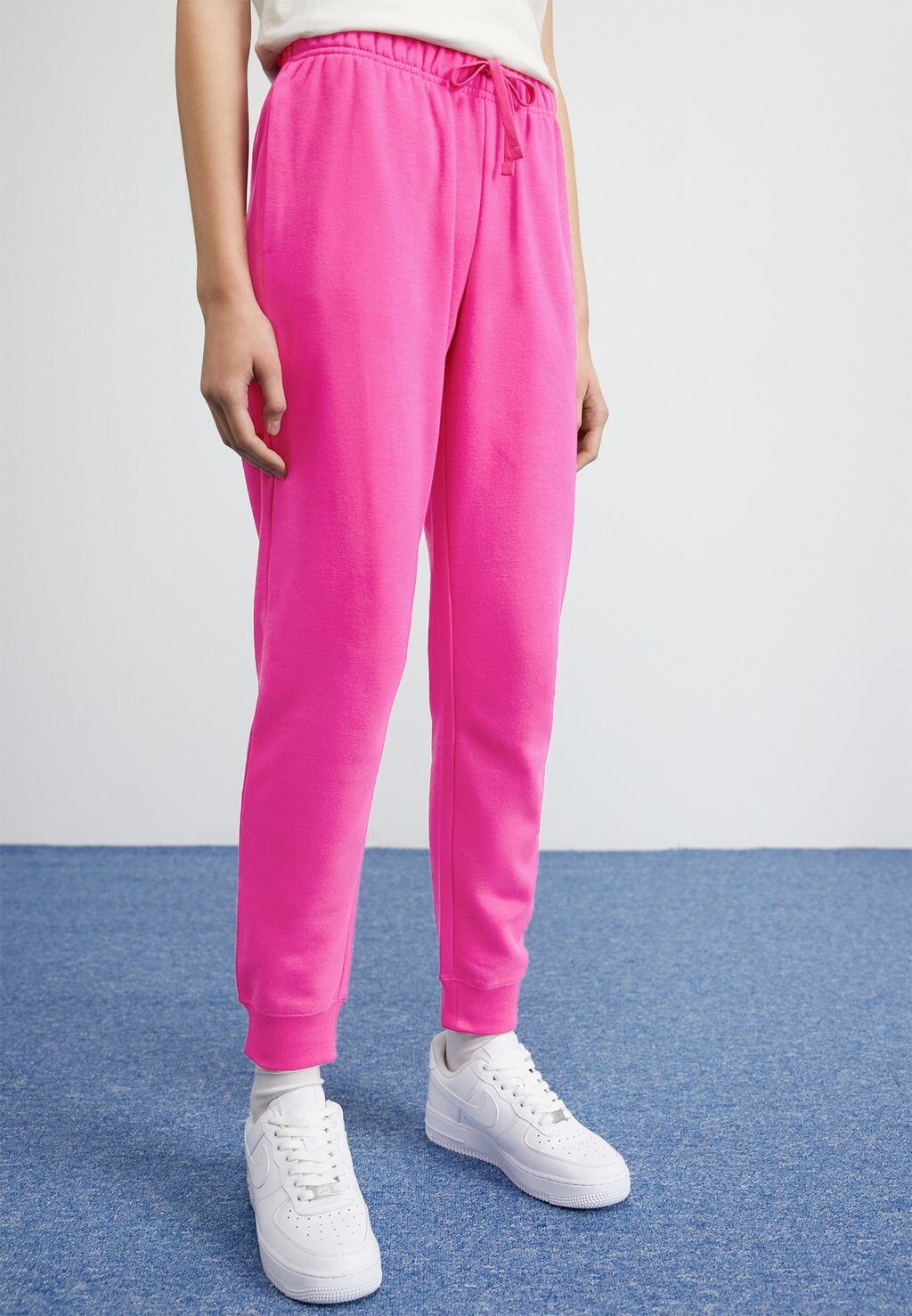 

Спортивные штаны Nike CLUB PANT, огненная ягода/белый