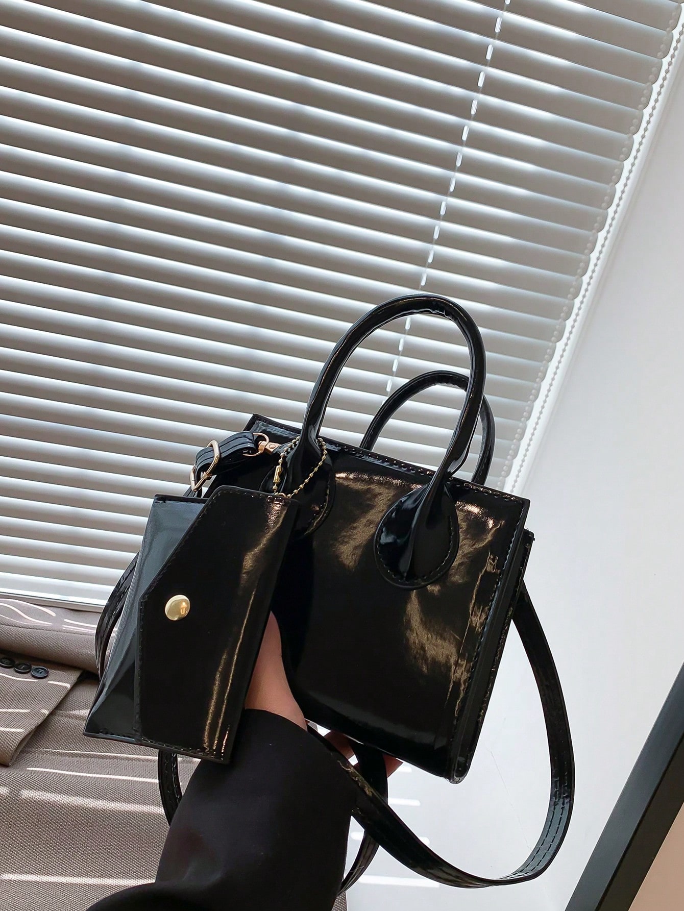 цена Модная мини-многофункциональная женская сумка из лакированной кожи с лазерной отделкой, черный