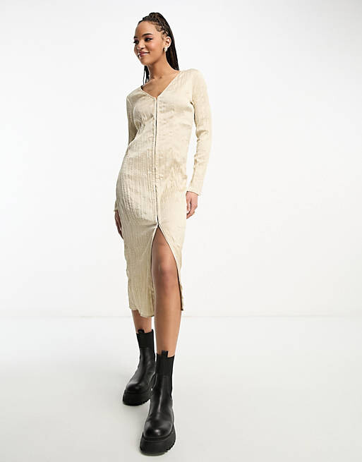 

Бежевое платье миди с жатым узором на крючках Monki, Бежевый