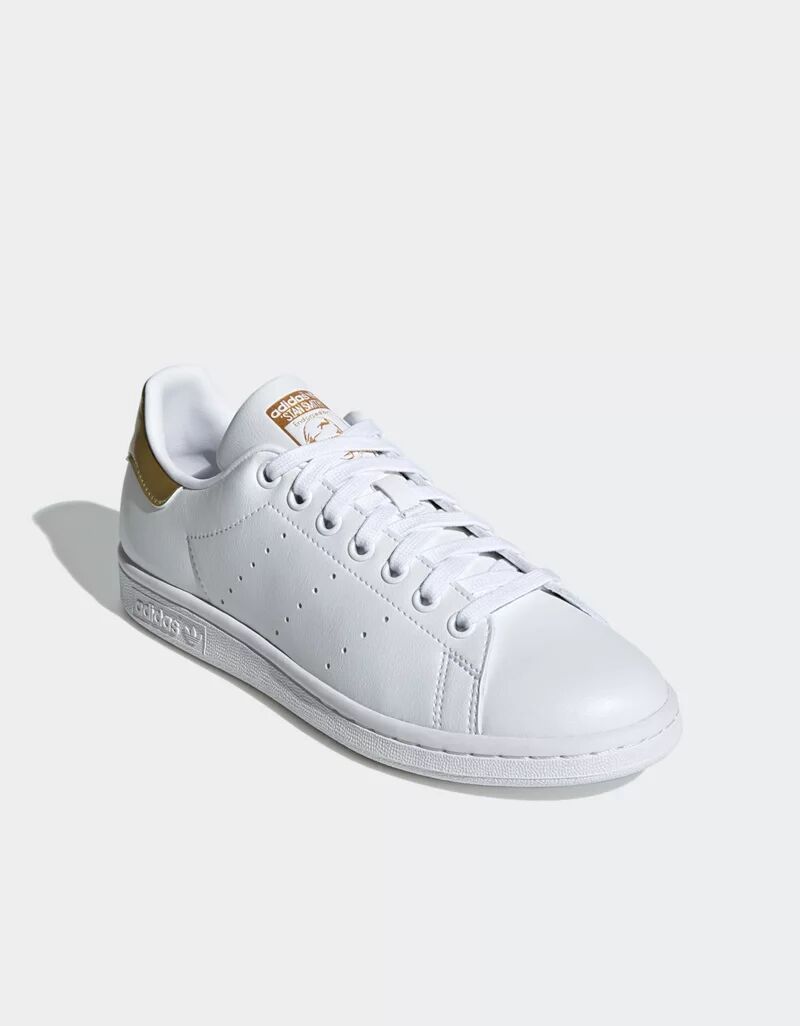 цена Бело-золотые кроссовки adidas Originals Stan Smith