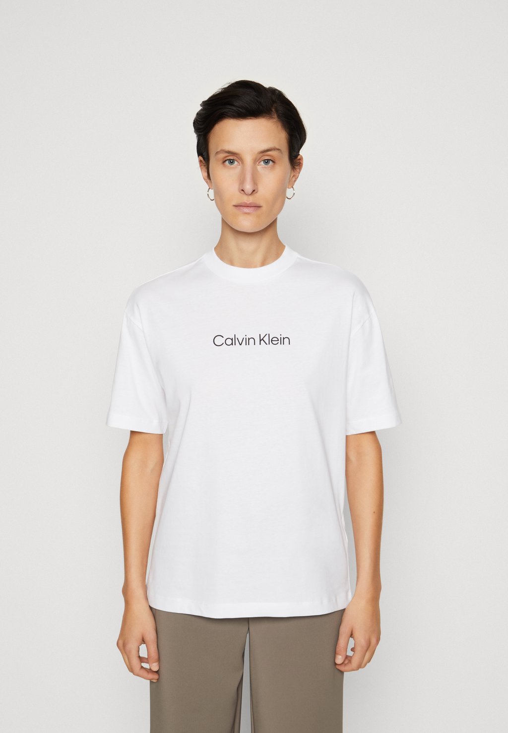 цена Базовая футболка HERO LOGO Calvin Klein, белый