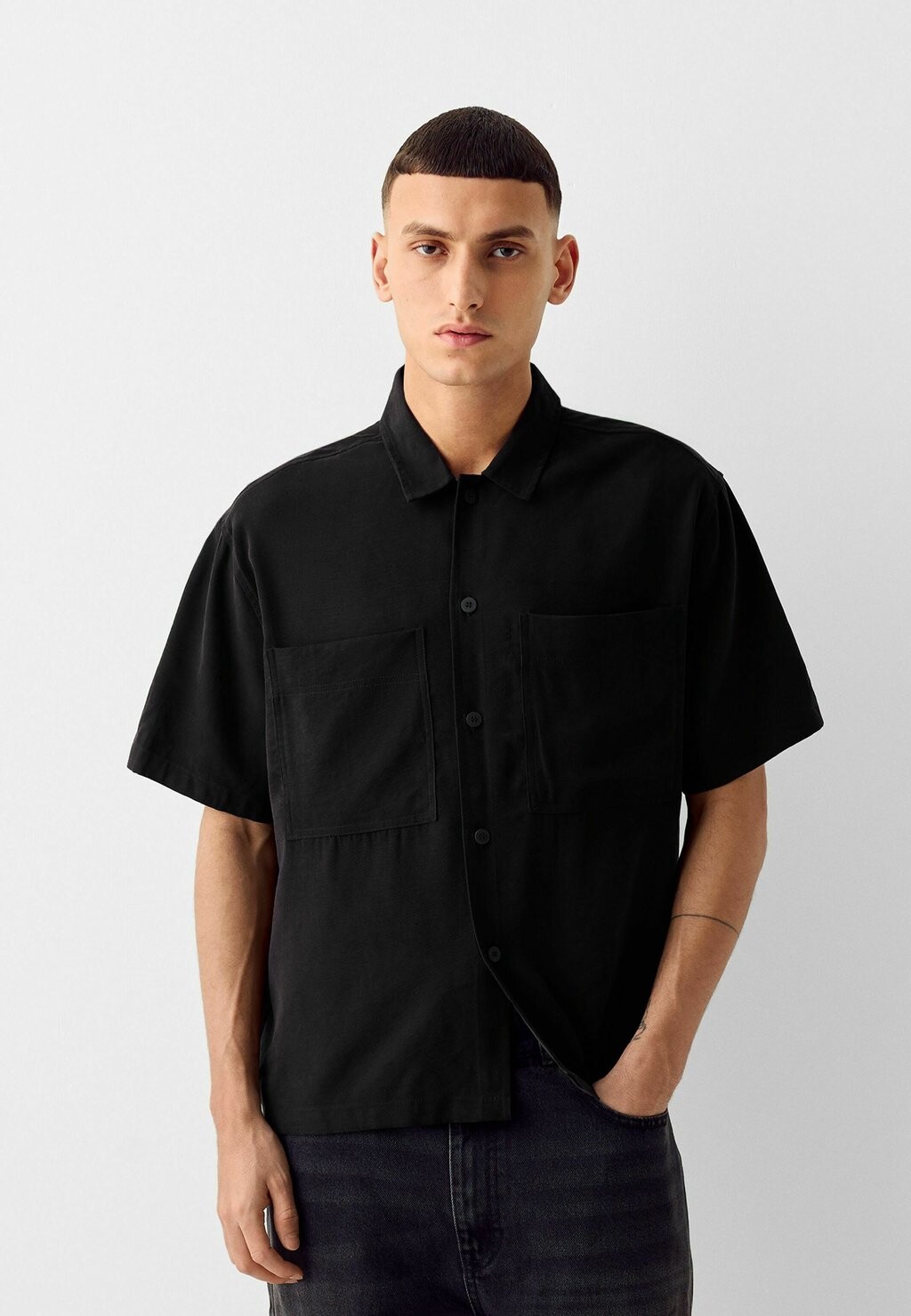 

Рубашка Short Sleeve Tailored Boxy Fit Bershka, черный