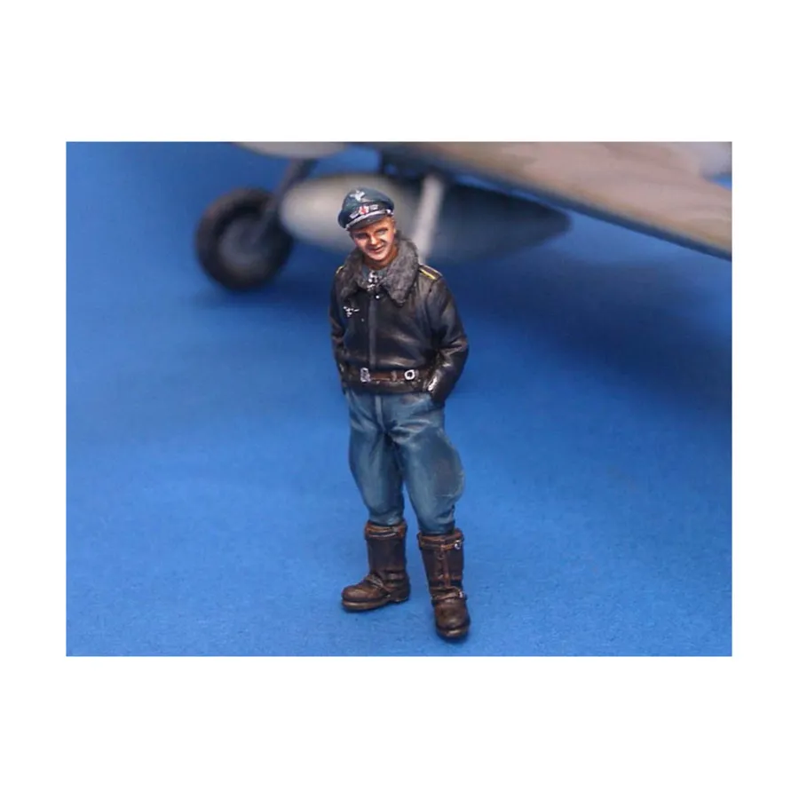 

Пилот Люфтваффе (Эрих Хартманн), WWII Miniatures (1/48)