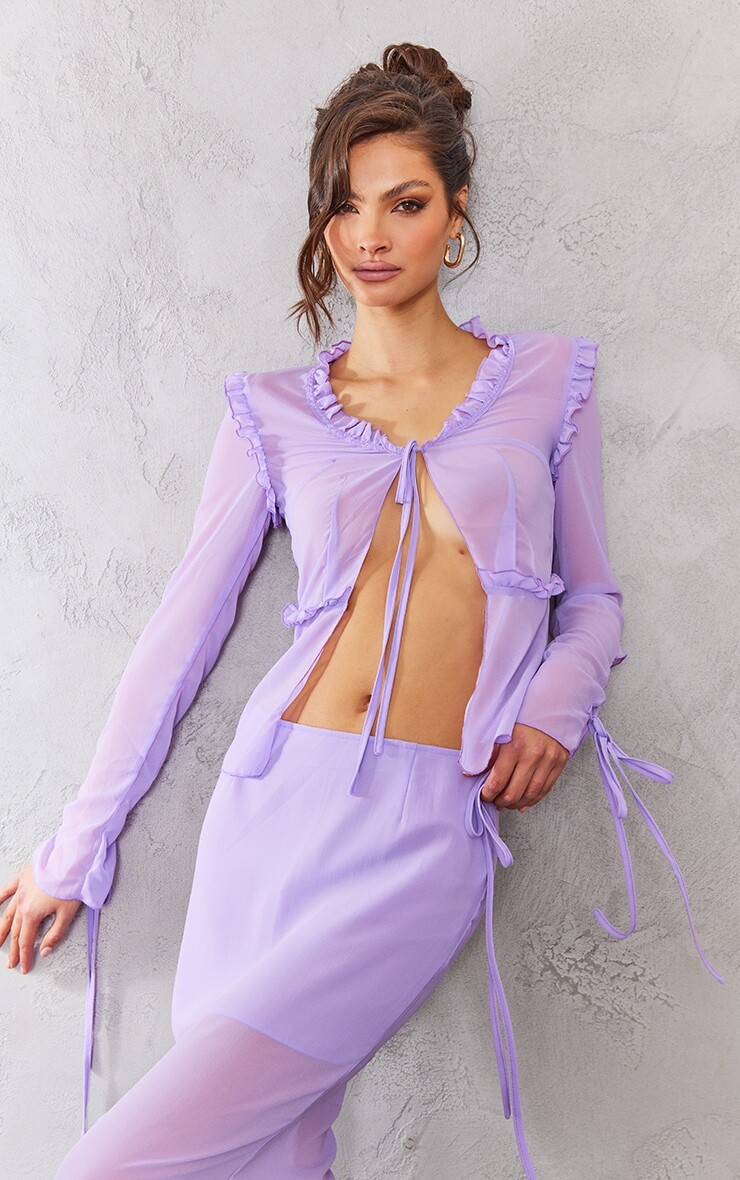

PrettyLittleThing Высокая сиреневая блузка в сетку с оборками и завязкой спереди