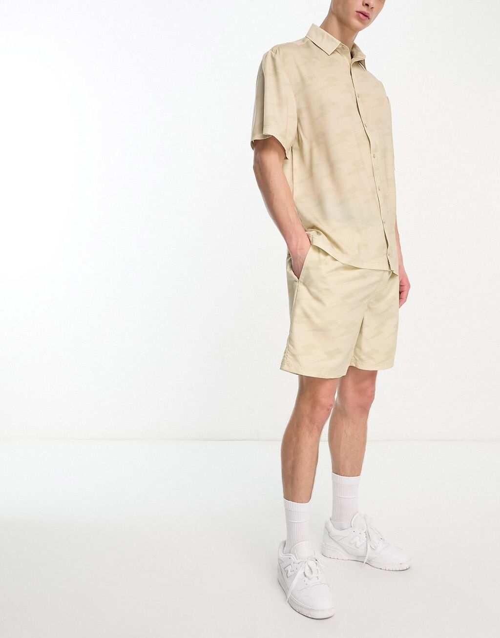

Бежевая рубашка в тон с принтом молний ellesse Capri
