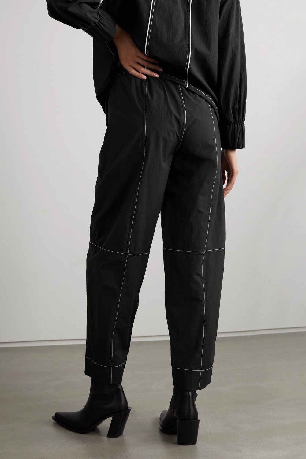 

GANNI + NET SUSTAIN зауженные брюки из крепа из органического хлопка, черный