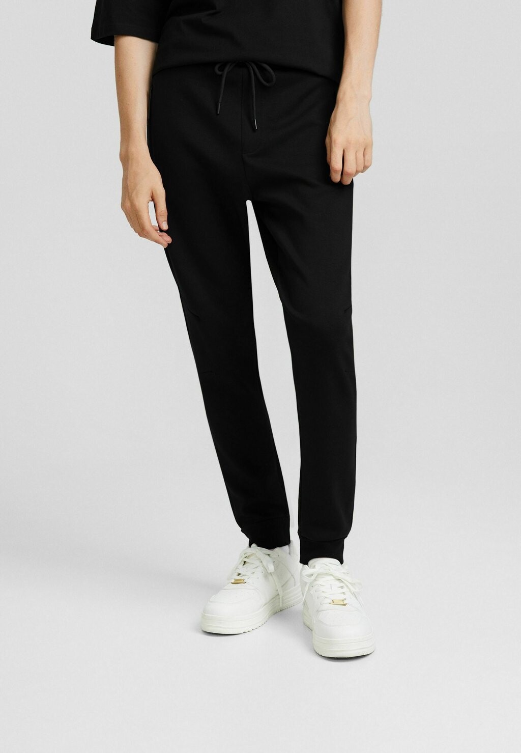 

Спортивные брюки Seams Plush Bershka, черный
