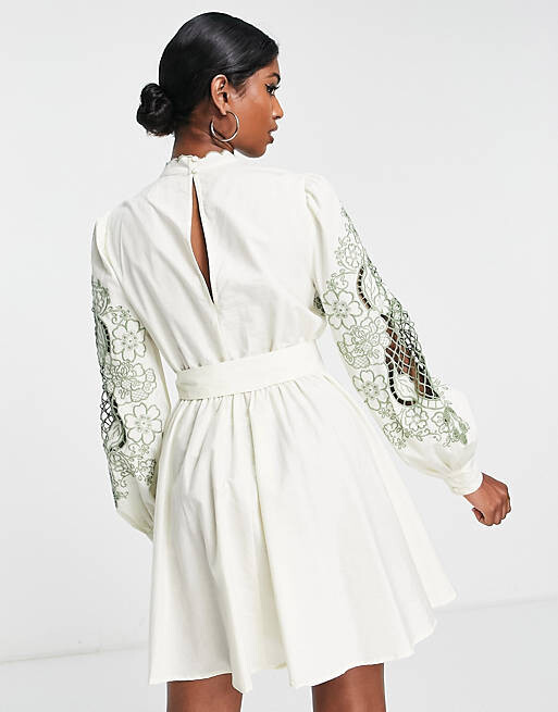 

Платье мини с высоким воротником и поясом ASOS DESIGN