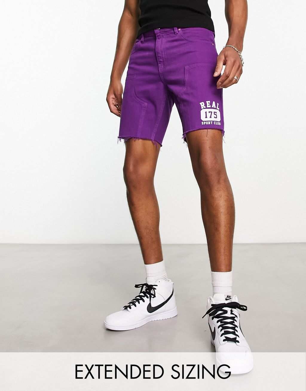 

Классические жесткие шорты стандартной длины ASOS DESIGN фиолетового цвета с университетским принтом