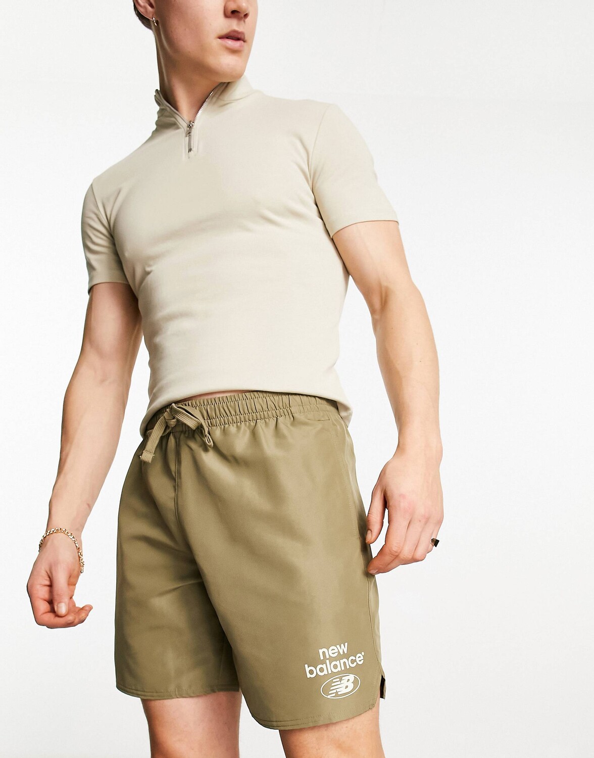 

New Balance essentials переосмыслил шорты в зеленом цвете