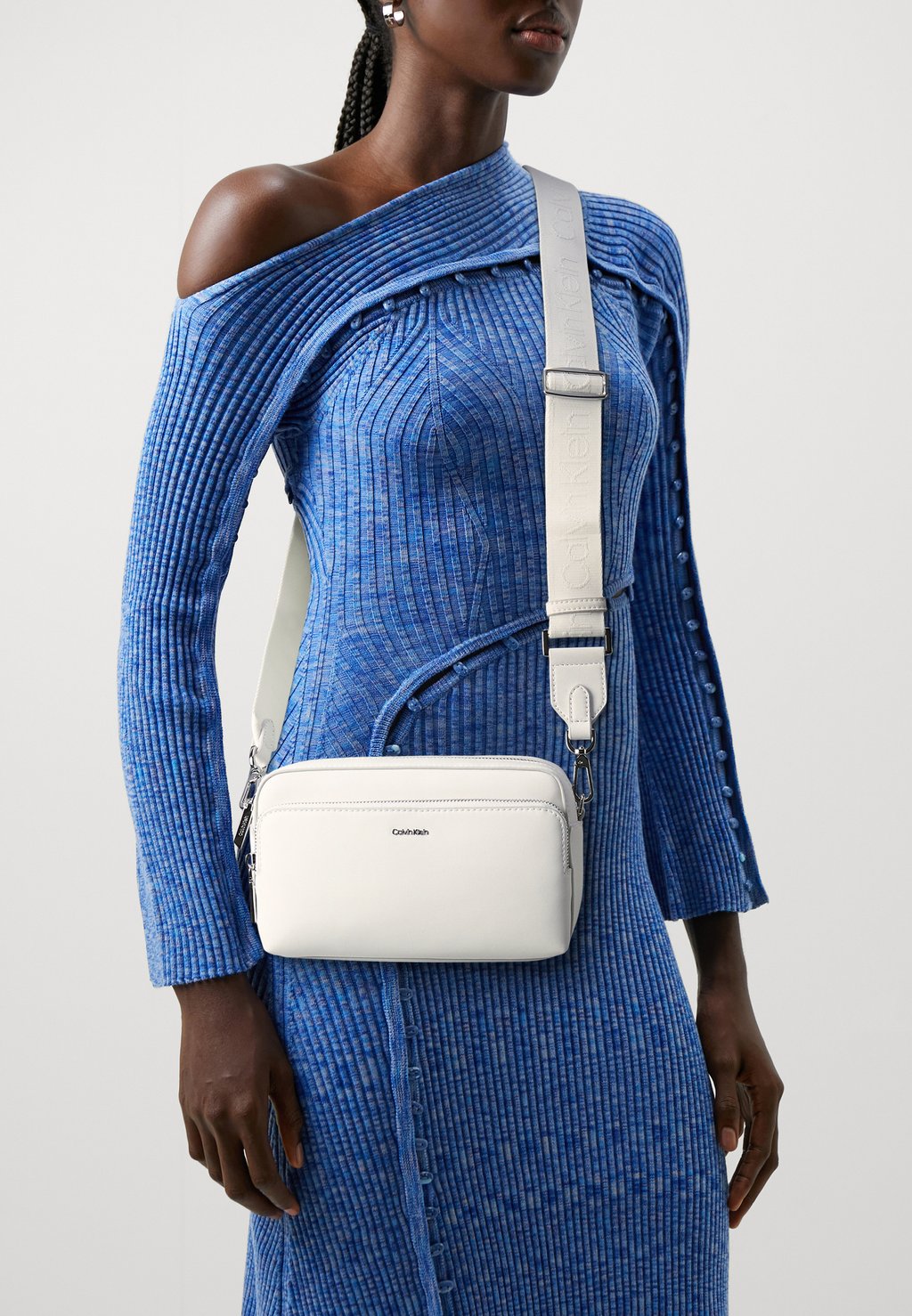 цена Сумка через плечо MUST CAMERA BAG Calvin Klein, цвет bright white